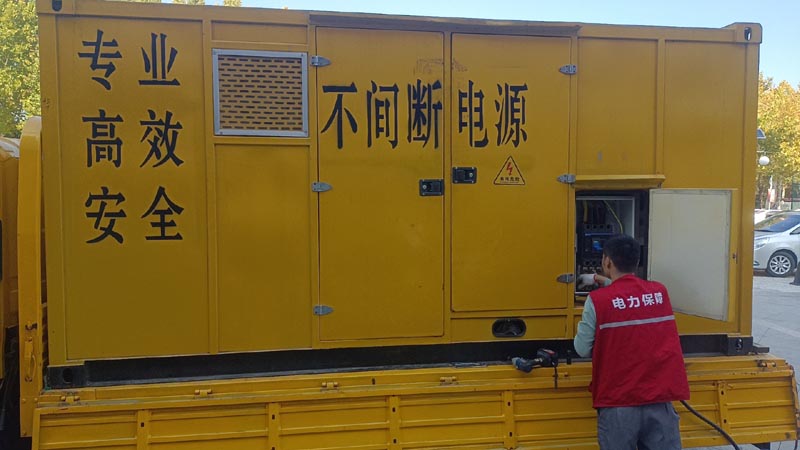 云城柴油发电机组和UPS电源配合使用时，如何避免切换过程中的电力中断？